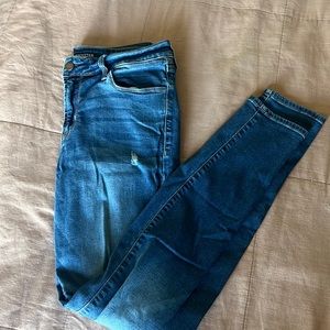 Cleaning out my closet and I’m not in love with skinny jeans anymore.